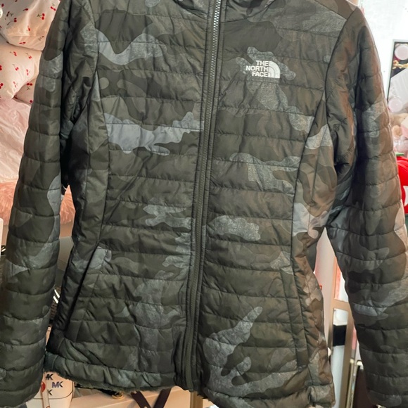 The North Face xlg girls size 18 Black and Gray Camouflage Ski Jacket reversible - Picture 2 of 16